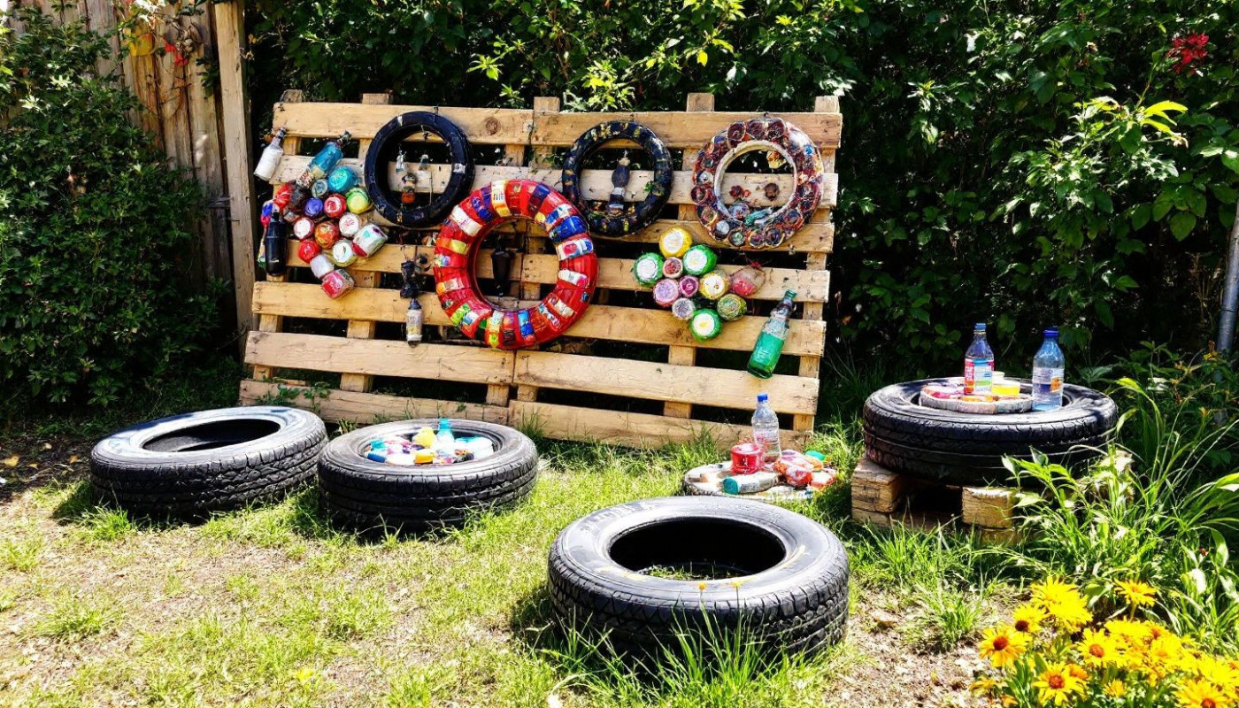 Techniques pour intégrer des éléments recyclés dans la décoration de jardin